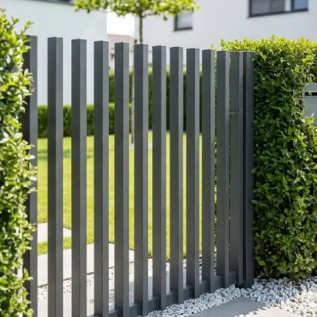 Hliníkový plot Čadca — moderný antracit