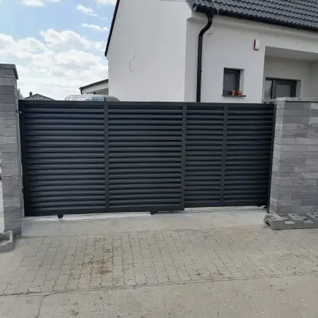 Hliníkový plot s horizontálnymi lamelami