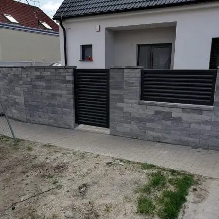Vstupná hliníková bránka s horizontálnymi lamelami — Modra